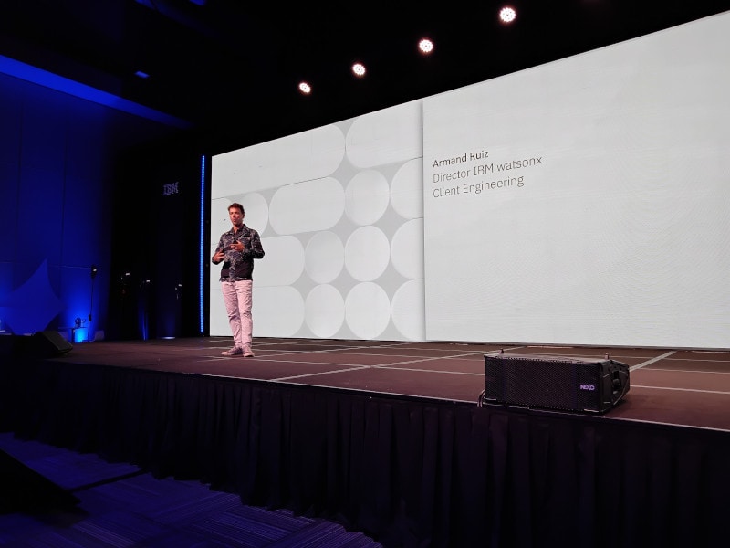 Foto Armand Ruiz hablando de Watson X en IBM Summit Ar 2023
