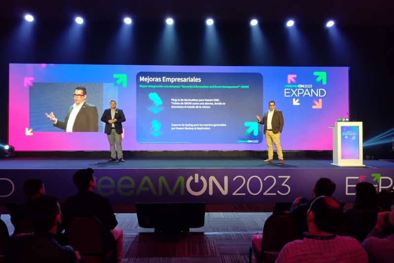 VeeamON Tour Argentina: A la conquista del negocio que hay más allá del backup Dmitri Zaroubine y Jose Gomez en VeeamOn Tour Argentina