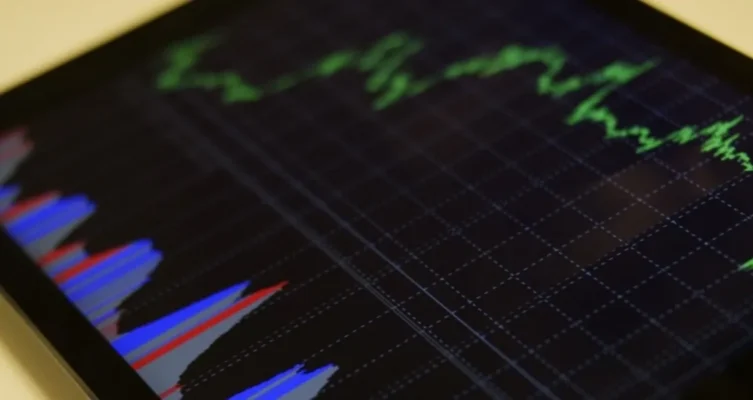 Jelou revoluciona la experiencia financiera al integrar IA en WhatsApp, permitiendo a los usuarios acceder a créditos, seguros y más sin salir del chat.