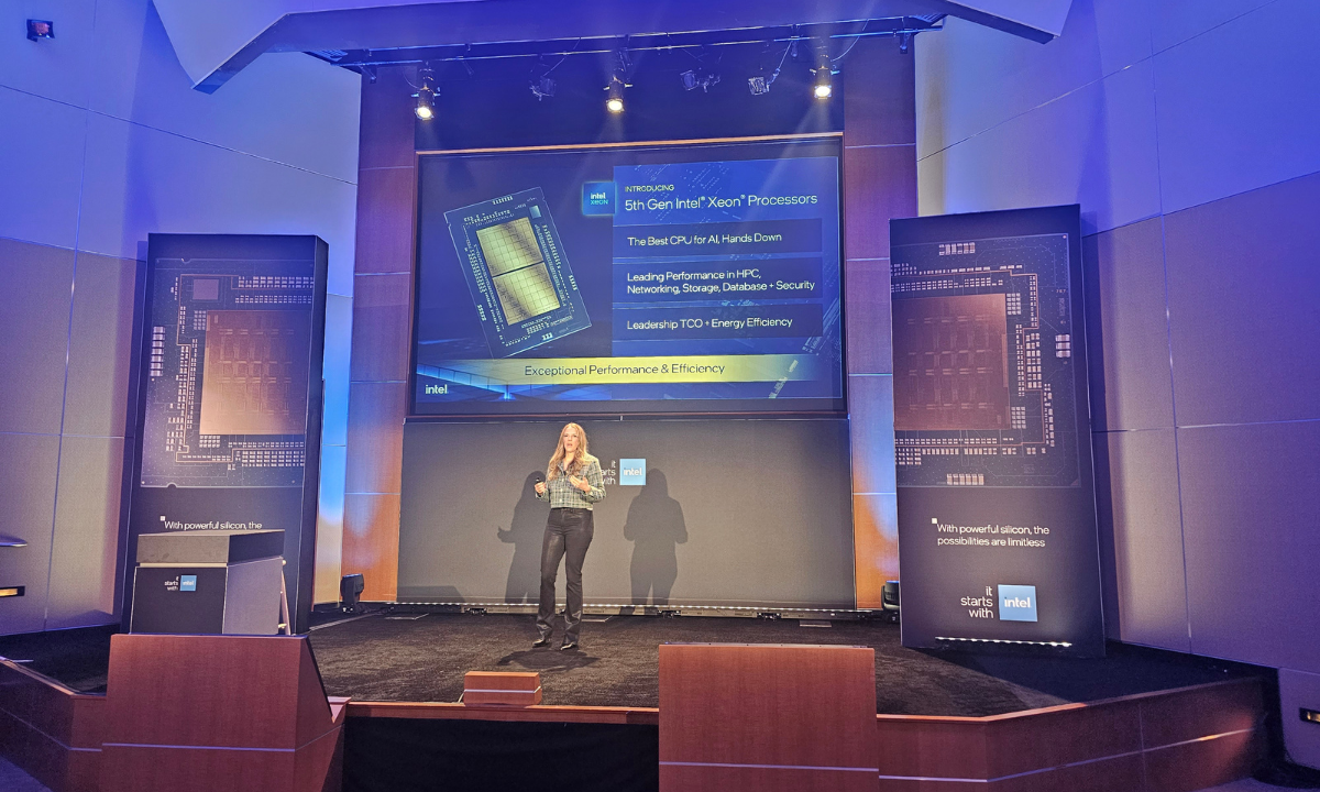 Lisa Spelman durante la presentación de los procesadores Intel Xeon de 5ta generación en Oregon, Estados Unidos