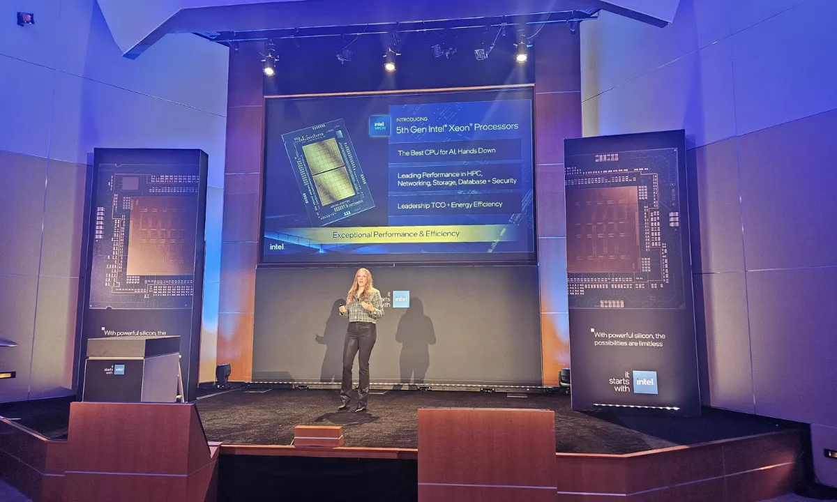 Lisa Spelman: “Estamos derribando barreras de entrada a la inteligencia artificial” Lisa Spelman durante la presentación de los procesadores Intel Xeon de 5ta generación en Oregon, Estados Unidos