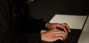 La salud laboral muestra signos de recuperación, ya que el 29% de los trabajadores de oficina reporta tener una relación saludable con su trabajo, lo que representa un aumento de 8 puntos porcentuales respecto a 2025 a nivel global.