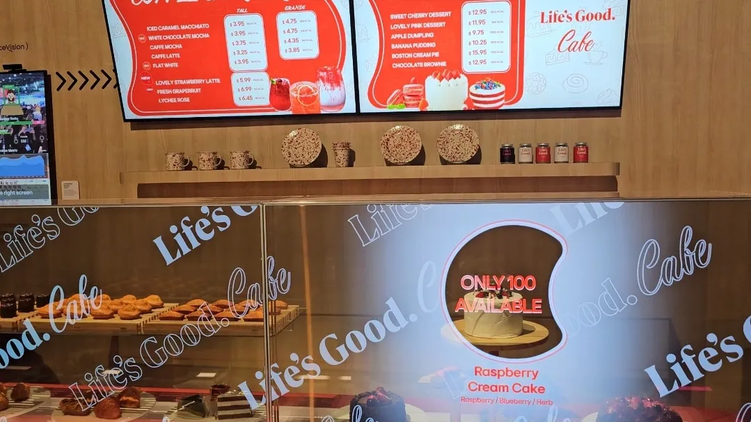 “El televisor LG OLED transparente es el producto más impactante de toda la feria” Una pantalla transparente en un mostrador de una pandería, uno de los casos de uso de este tipo de display que presentó LG