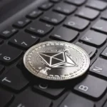 Más que una criptomoneda, Ethereum opera como una plataforma programable para construir aplicaciones descentralizadas y contratos inteligentes.