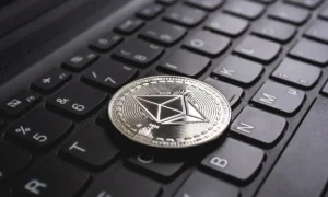 Más que una criptomoneda, Ethereum opera como una plataforma programable para construir aplicaciones descentralizadas y contratos inteligentes.