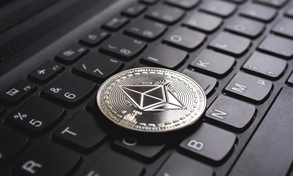 Ethereum, ETFs y la madurez de un ecosistema que ya no gira solo en torno a Bitcoin Más que una criptomoneda, Ethereum opera como una plataforma programable para construir aplicaciones descentralizadas y contratos inteligentes.