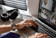 Zoom lanza su clon digital: así funciona la nueva función con avatares de IA para videollamadas El clon digital de Zoom permite a los usuarios ausentarse temporalmente de una videollamada mientras su avatar fotorrealista sigue participando en la reunión.