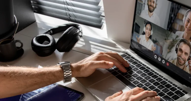 El clon digital de Zoom permite a los usuarios ausentarse temporalmente de una videollamada mientras su avatar fotorrealista sigue participando en la reunión.