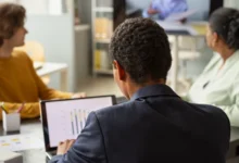 Las plataformas colaborativas permiten a los equipos trabajar de forma sincronizada, compartir información en tiempo real y aumentar la productividad, incluso en entornos de trabajo remoto o distribuidos.