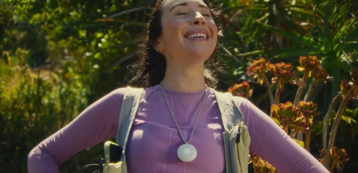 Friend: El collar se conecta a un smartphone mediante Bluetooth, procesando lo que escucha para generar interacciones personalizadas a través de una aplicación.
