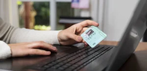 Los ataques de spoofing buscan engañar a los usuarios simulando ser entidades confiables, como bancos o empresas, para robar datos personales y financieros.