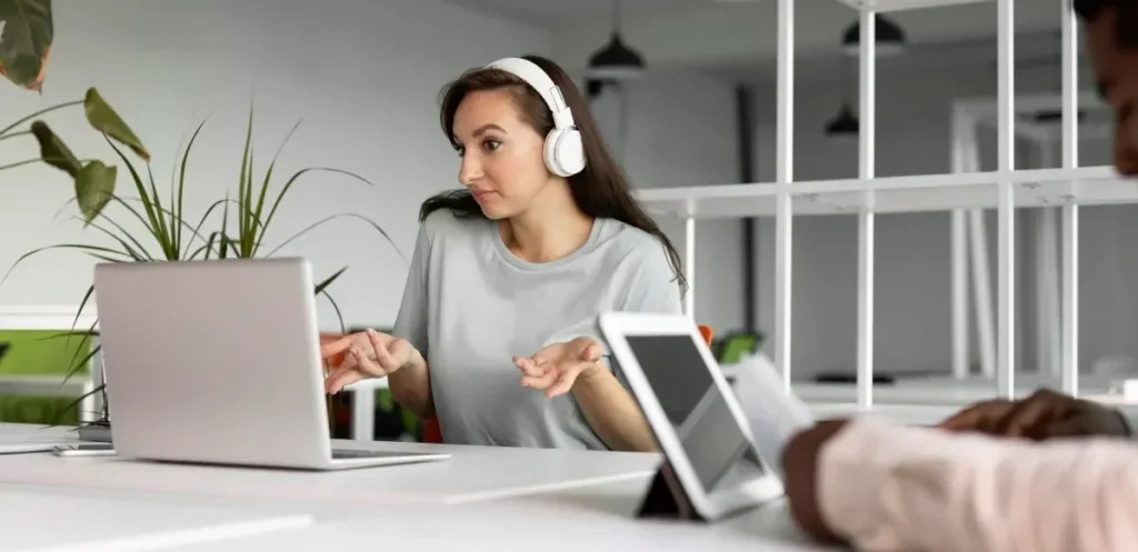 HP presentó en ISE 2026 nuevas soluciones de audio y video para el trabajo híbrido, incluyendo auriculares Poly Mission Series y avances en videoconferencia impulsados por inteligencia artificial.