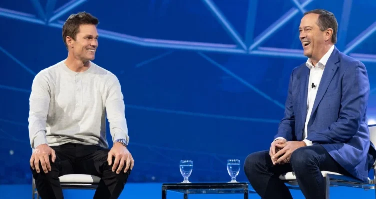Chuck Robbins, CEO de Cisco con Tom Brady
