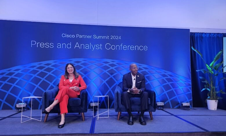Cisco 360 Partner Program: un nuevo programa para fortalecer la rentabilidad y simplificar la colaboración con los socios Rodney Clark, vicepresidente senior de Alianzas y Pequeñas y Medianas Empresas en Cisco y Elisabeth De Dobbeleer, vicepresidenta senior de Cisco Partner Program