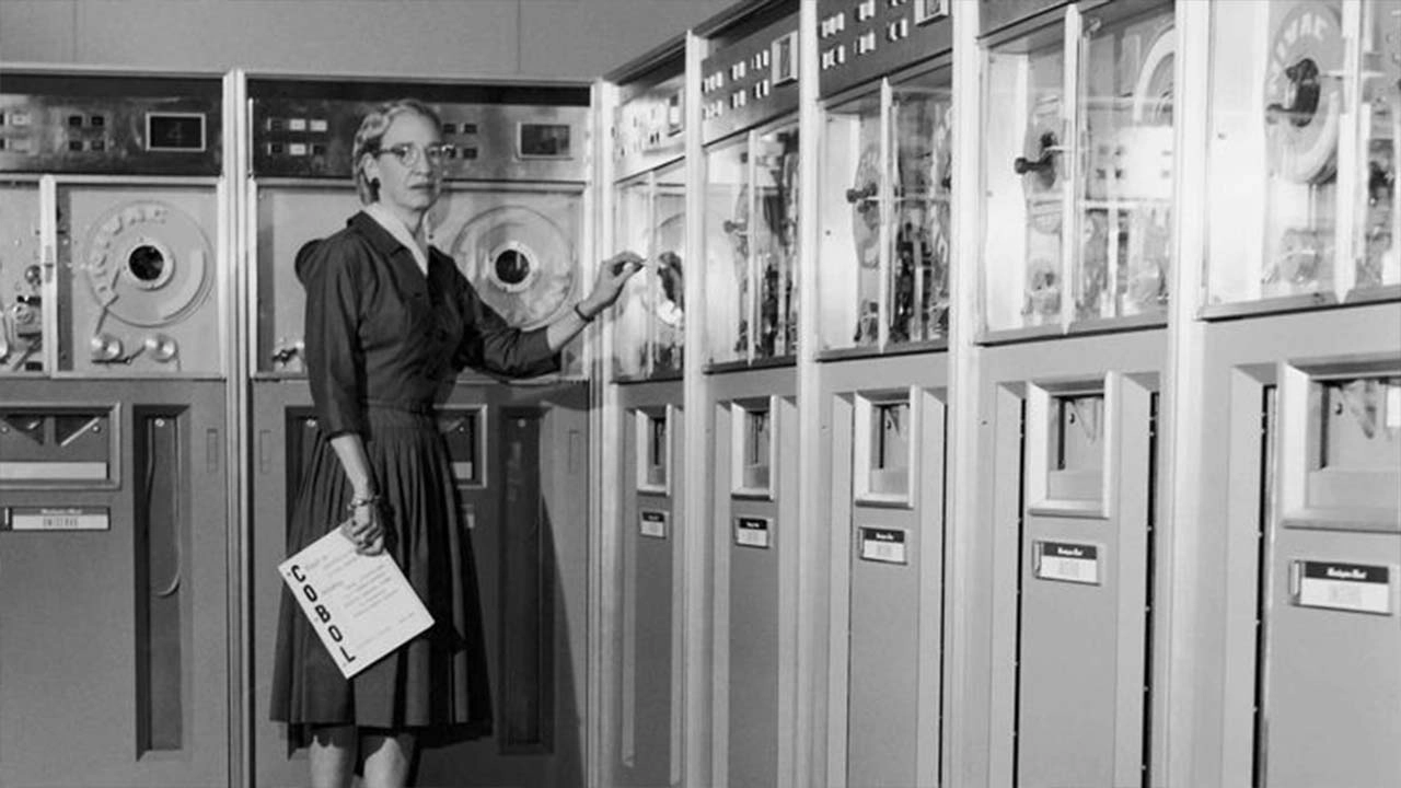 Grace Hopper: la pionera que revolucionó la informática y abrió caminos para las mujeres en la tecnología Hopper desarrolló el primer compilador para un lenguaje de programación, que derivó posteriormente en la creación de COBOL