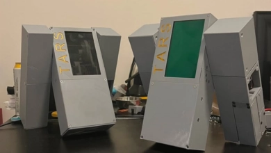 Interstellar cobra vida: un fanático recrea al icónico robot TARS