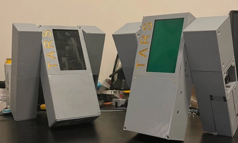 Interstellar cobra vida: un fanático recrea al icónico robot TARS Interstellar cobra vida: un fanático recrea al icónico robot TARS