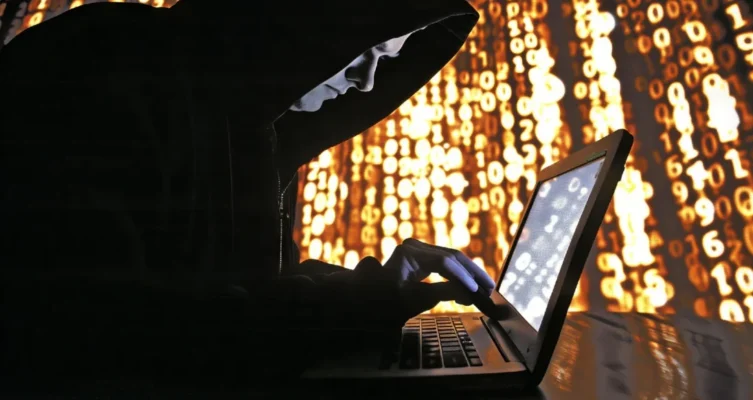 Los atacantes explotaron debilidades humanas mediante ingeniería social y manipulación de interfaces para vulnerar una billetera fría de Bybit y sustraer 1.500 millones de dólares en Ethereum.