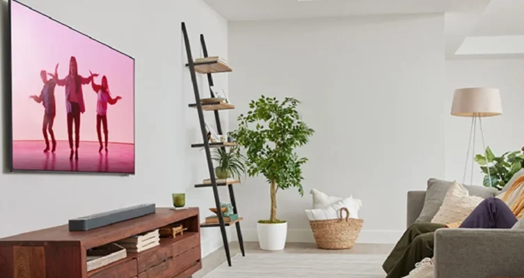Con las barras de sonido JBL, cada escena cobra vida con un audio envolvente y potente, transformando tu hogar en una verdadera sala de cine.