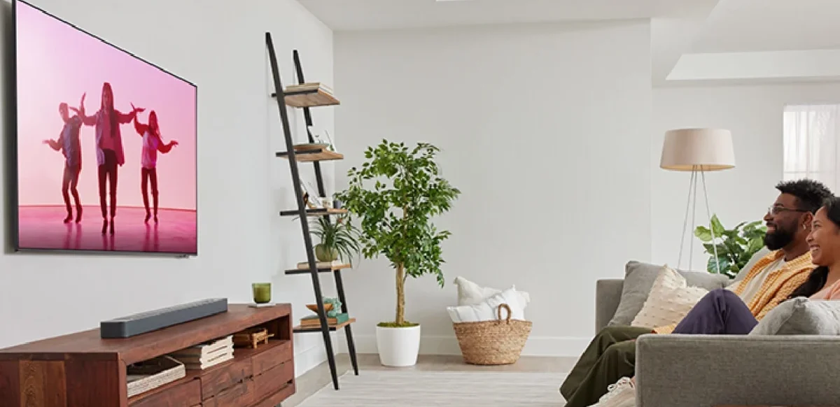 Con las barras de sonido JBL, cada escena cobra vida con un audio envolvente y potente, transformando tu hogar en una verdadera sala de cine.