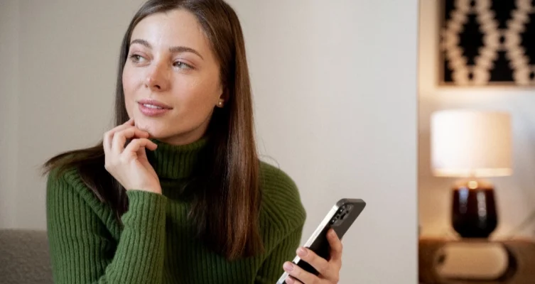 Con comandos de voz y reproducción de audio, los técnicos pueden interactuar con Agentforce sin detenerse, lo que mejora la productividad y seguridad.