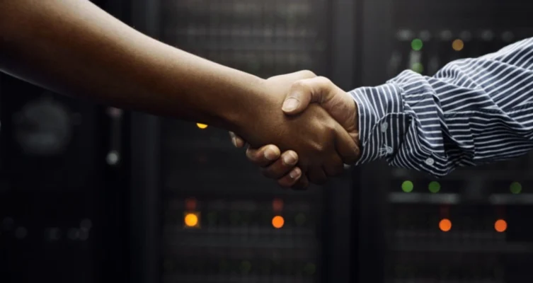 NaaS es esencialmente una red proporcionada por terceros en una caja. Es un modelo de servicio basado en la nube que las empresas utilizan, mediante contrato, para gestionar su propia infraestructura de red.