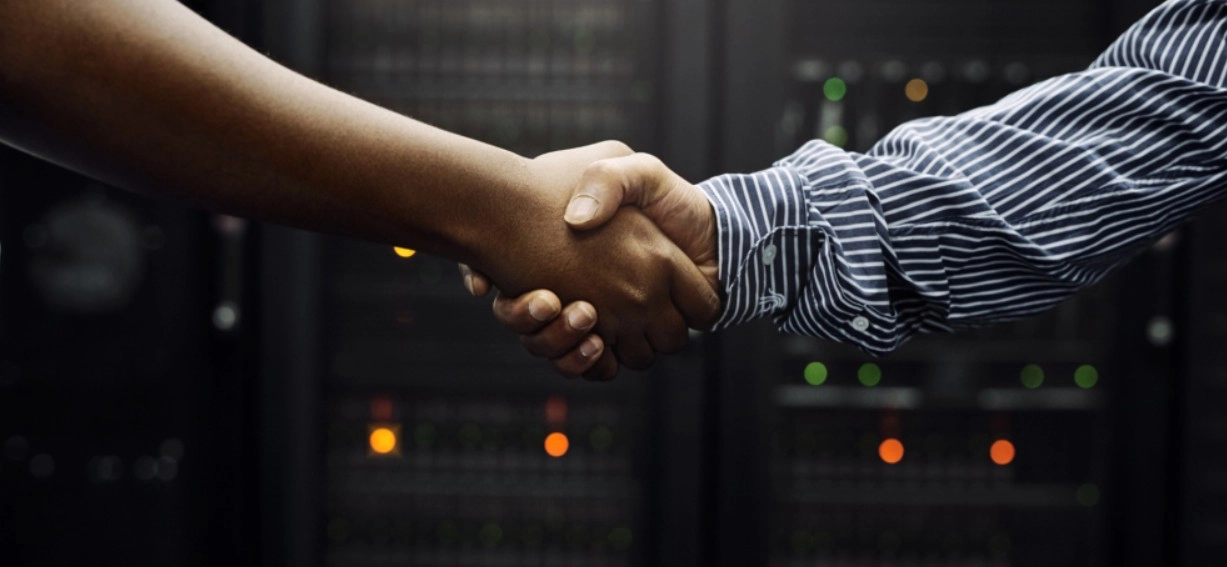 NaaS es esencialmente una red proporcionada por terceros en una caja. Es un modelo de servicio basado en la nube que las empresas utilizan, mediante contrato, para gestionar su propia infraestructura de red.