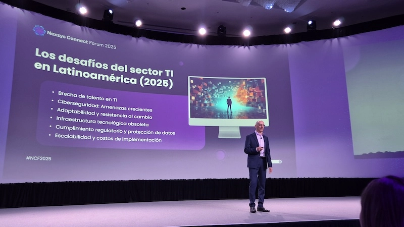 Cobertura Nexsys Connect 2025 Gilbert Chalem explicando los desfíos del sector IT en Latinoamérica.