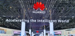 Huawei exhibe su arquitectura SuperPoD en el MWC 2026, una infraestructura basada en chips Ascend que busca competir con NVIDIA en la carrera global por la supercomputación aplicada a la inteligencia artificial.