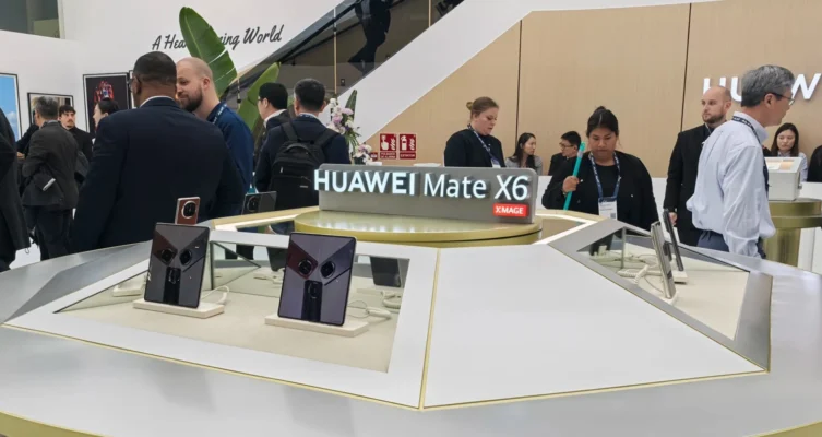 El nuevo dispositivo pesa 298 gramos y tiene una batería de 5.600 mAh