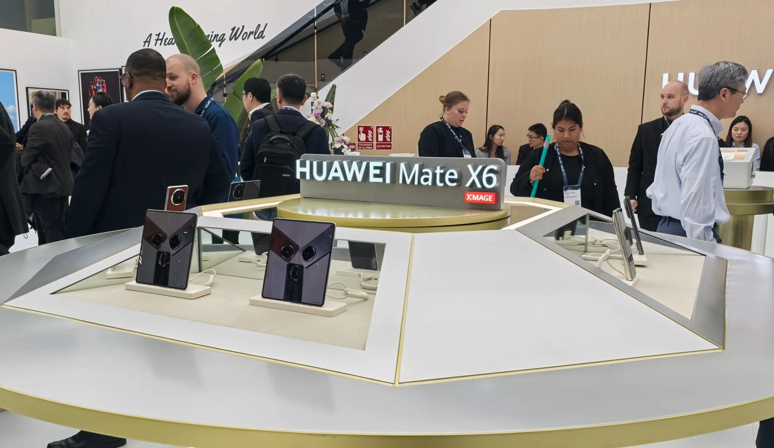 Los smartphones más destacados del Mobile World Congress 2025 El nuevo dispositivo pesa 298 gramos y tiene una batería de 5.600 mAh