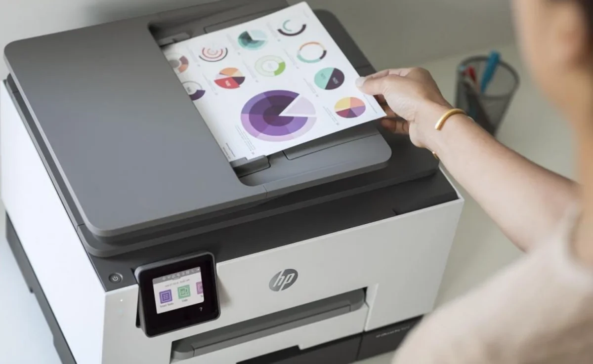 La impresión móvil permite enviar documentos, fotos y archivos PDF directamente desde el teléfono, sin necesidad de utilizar una computadora.