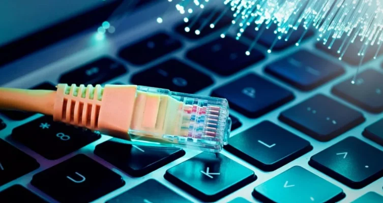 Si bien Internet ha sido un medio clave para democratizar el acceso a la información, muchos países continúan aplicando medidas restrictivas que limitan la libertad de expresión y el derecho a la información.