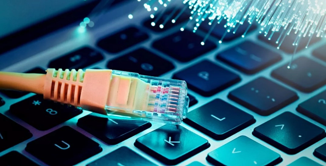Si bien Internet ha sido un medio clave para democratizar el acceso a la información, muchos países continúan aplicando medidas restrictivas que limitan la libertad de expresión y el derecho a la información.