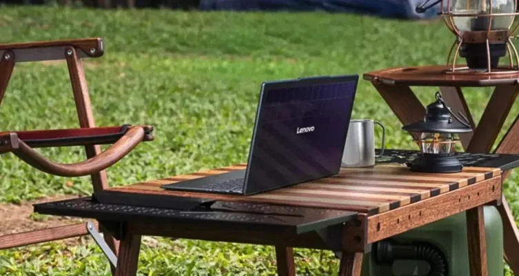 Este dispositivo incorpora un panel solar en la tapa, capaz de captar energía tanto de fuentes de luz natural como artificial, optimizando su consumo para un rendimiento eficiente y sostenible.