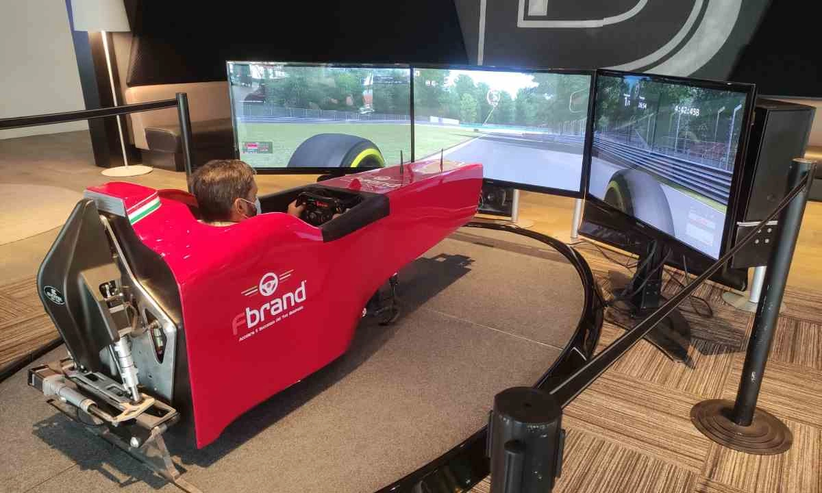 Fórmula 1: ¿Hasta dónde puede llegar la tecnología? Los simuladores avanzados, que incluyen realidad virtual e inteligencia artificial, permiten a los pilotos entrenar de manera hiperrealista y probar configuraciones de vehículos sin estar en la pista.