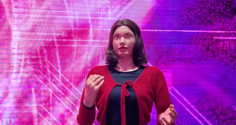 Amira es británica, originaria del sur de Reino Unido, y su dominio del inglés es impecable.