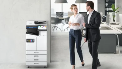 La línea WorkForce Enterprise permite agregar bandejas, acabados como grapas, perforado y plegado, adaptándose a distintos volúmenes y estilos de impresión.