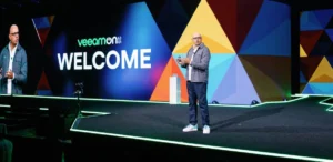 Anand Eswaran, CEO de Veeam, durante la apertura de VeeamON 2025 en San Diego, donde presentó el informe global sobre tendencias de ransomware.