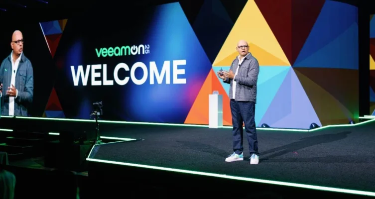 Anand Eswaran, CEO de Veeam, durante la apertura de VeeamON 2025 en San Diego, donde presentó el informe global sobre tendencias de ransomware.