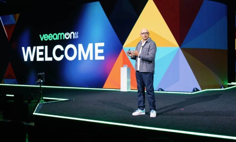 Primer informe ESG de Veeam: sostenibilidad y gobernanza Anand Eswaran, CEO de Veeam, durante la apertura de VeeamON 2025 en San Diego, donde presentó el informe global sobre tendencias de ransomware.