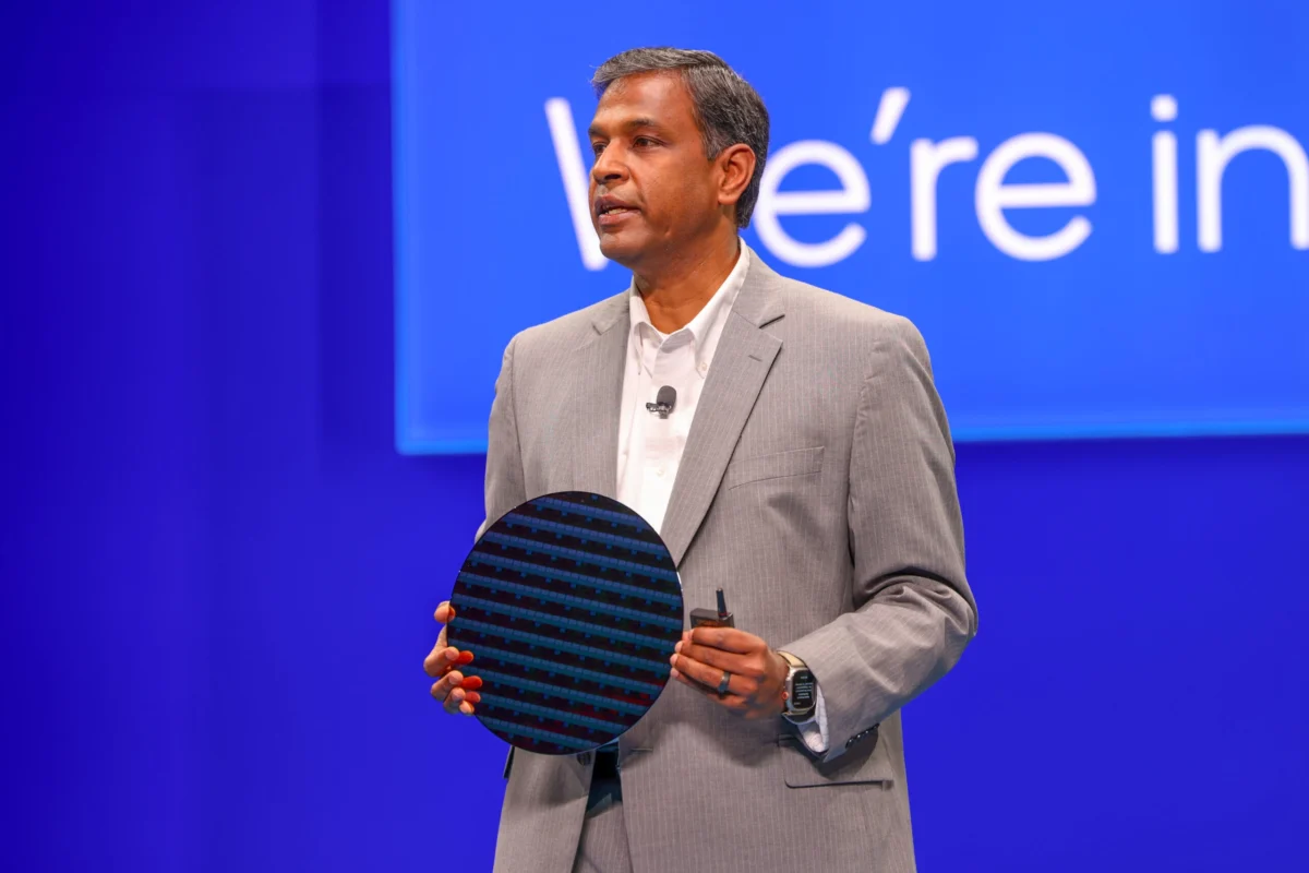 Naga Chandrasekaran, director de tecnología y operaciones de Intel Foundry, muestra una wafer fabricada con el nodo de proceso Intel 14A durante una presentación principal en el evento Intel Foundry Direct Connect.