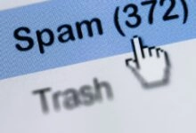Con los años, el término spam —inspirado en un famoso sketch del grupo Monty Python donde la palabra se repetía hasta el hartazgo— se popularizó para describir los mensajes no solicitados.