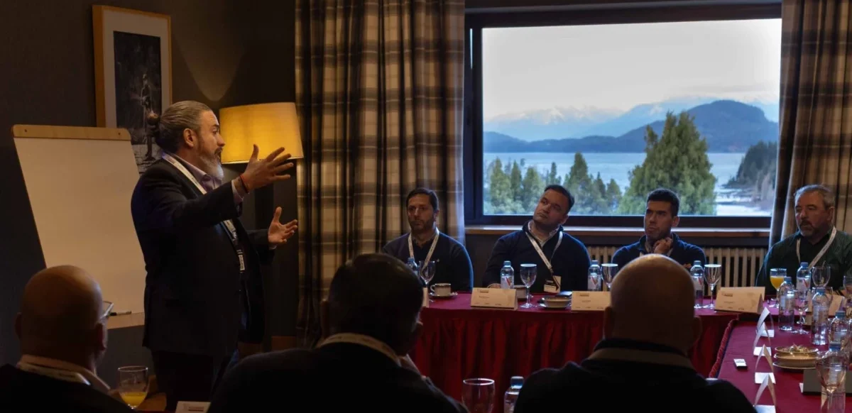 Los boardrooms de XChange Latam Cono Sur son espacios de diálogo cerrado entre ejecutivos C-Level, guiados por AB Members y enfocados en desafíos concretos del negocio y la tecnología.