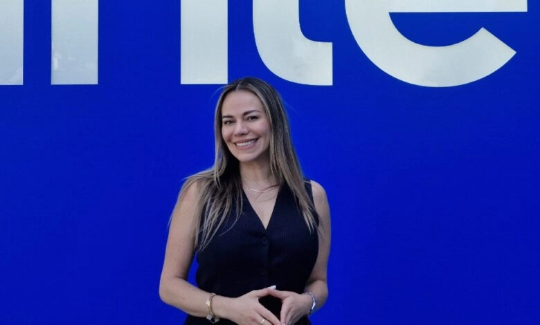Ana Peña, en Intel Foundry Direct Connect: "Un microprocesador es el invento más complejo que ha creado el ser humano hasta el día de hoy" Ana Peña, directora de Comunicación para las Américas en Intel.