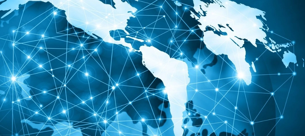 Internet evolucionó hacia un ecosistema inteligente donde algoritmos y datos organizan gran parte de la experiencia digital.