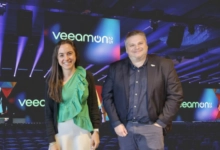 Julia Furst Morgado, Global Technologist de Veeam, y Dmitri Zaroubine, Director de Ingeniería de Sistemas para Latinoamérica.