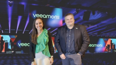 Julia Furst Morgado, Global Technologist de Veeam, y Dmitri Zaroubine, Director de Ingeniería de Sistemas para Latinoamérica.