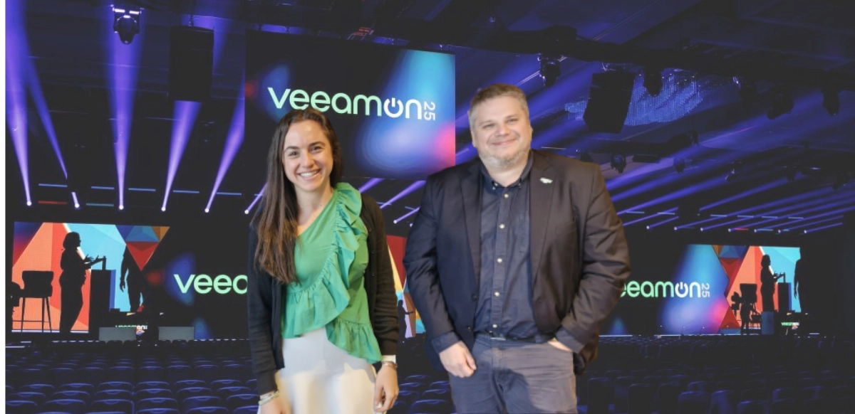 Julia Furst Morgado, Global Technologist de Veeam, y Dmitri Zaroubine, Director de Ingeniería de Sistemas para Latinoamérica.