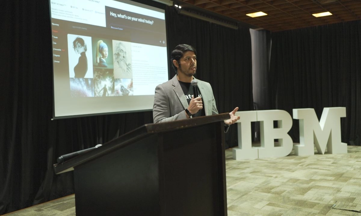 IBM e Ingram Micro impulsan el futuro empresarial con IA, observabilidad, infraestructura y seguridad Adolfo Rubato, gerente de Software para Perú, Ecuador y Bolivia de IBM, durante su exposición sobre inteligencia artificial empresarial y casos de uso aplicados a negocios reales.
